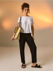 Wiskozowe spodnie straight leg - czarny. Czarne spodnie materiałowe damskie Sinsay, l, bez wzorów, z wiskozy. Za 29.99 zł.