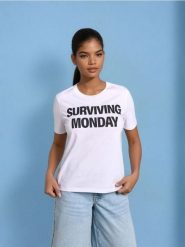 Bawełniana koszulka z ozdobnym napisem - biały. Białe t-shirty damskie Sinsay, l, bez wzorów, z bawełny, bez kołnierzyka. W wyprzedaży za 9.99 zł.