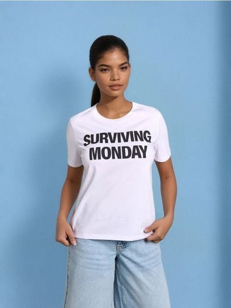 Bawełniana koszulka z ozdobnym napisem - biały. Białe t-shirty damskie Sinsay, l, bez wzorów, z bawełny, bez kołnierzyka. W wyprzedaży za 9.99 zł.