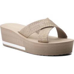 Klapki TOMMY JEANS - Sporty Mid Beach Sandal EN0EN00068 Light Gold 708. Szare klapki damskie Tommy Jeans, z jeansu. W wyprzedaży za 149.00 zł.