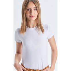 Prążkowana bluzka z krótkim rękawem - Biały. Bluzki damskie Cropp. Za 29.99 zł.