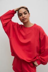 Bluza damska z przeszyciami w kolorze HIBISCUS RED - NORD-UNI. Czerwone bluzy damskie Marsala, m, bez wzorów, z bawełny, bez kaptura. Za 319.90 zł.