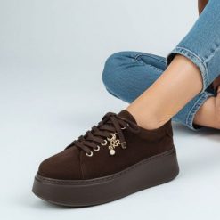Sneakersy damskie Karino, na wysokiej platformie i skóra welurowa, czekoladowe, 5815-015-P. Brązowe półbuty damskie Karino, bez wzorów, ze skóry, eleganckie, bez obcasa, na platformie, bez zapięcia. Za 484.99 zł.