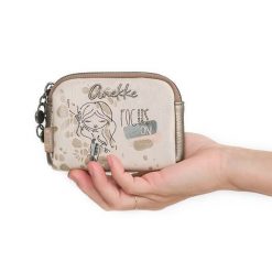 Portfel damski Anekke, z ozdobnym nadrukiem i metalowym logo zapinany na suwak wyposażony w przegrody na karty kieszeń na monety oraz miejsce na bank. Brązowe portfele damskie Anekke, bez wzorów, z nadrukiem, bez dodatków. Za 109.00 zł.