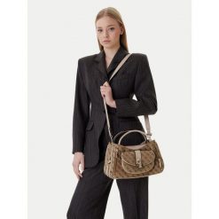 Torebka Guess. Brązowe torebki do ręki damskie Guess, z aplikacjami, klasyczne, bez dodatków. Za 679.99 zł.