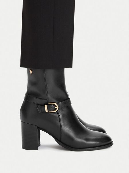MEXX Botki EO-WI44-FARRAH-01 Czarny. Czarne botki damskie Mexx, ze skóry, bez obcasa, na słupku, bez zapięcia. Za 449.99 zł.