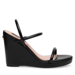 Sandały Nine West. Czarne sandały damskie Nine West, bez wzorów, bez obcasa, na koturnie, bez zapięcia. Za 131.99 zł.