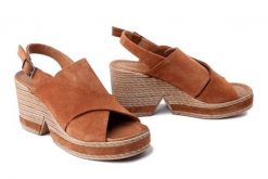 BOMBONELLA P009 4175 camel, sandały damskie. Brązowe sandały damskie Bombonella, bez wzorów, ze skóry, bez obcasa, na obcasie, bez zapięcia. Za 284.90 zł.