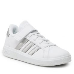 Sneakersy adidas. Białe trampki i tenisówki chłopięce Adidas, bez wzorów, bez zapięcia. Za 139.99 zł.