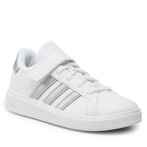 Sneakersy adidas. Białe trampki i tenisówki chłopięce Adidas, bez wzorów, bez zapięcia. Za 139.99 zł.
