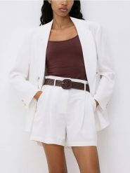 Szorty z plecionym paskiem - biały. Białe szorty damskie Reserved, l, bez wzorów, z tkaniny. Za 129.99 zł.