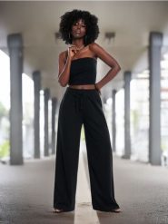 Spodnie z szeroką nogawką - czarny. Czarne spodnie materiałowe damskie Sinsay, l, bez wzorów. Za 35.99 zł.