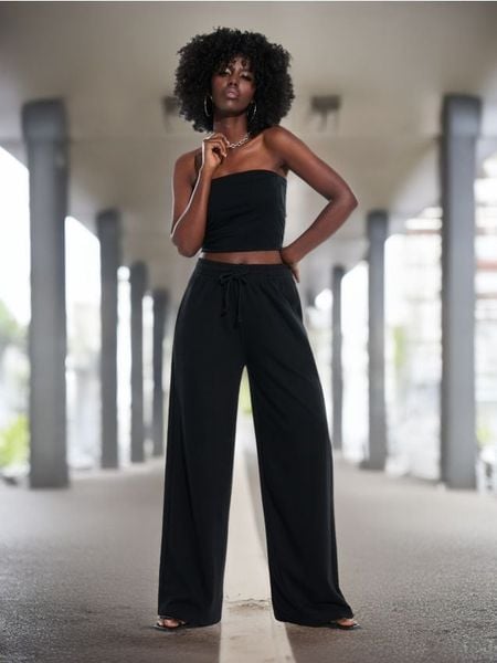 Spodnie z szeroką nogawką - czarny. Czarne spodnie materiałowe damskie Sinsay, l, bez wzorów. Za 35.99 zł.