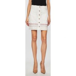 Desigual - Spódnica. Białe spódnice damskie Desigual, bez wzorów, z bawełny, casualowe, z podwyższonym stanem, mini, proste. W wyprzedaży za 169.90 zł.