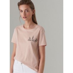 Bawełniana koszulka z haftem - Różowy. T-shirty damskie Mohito. W wyprzedaży za 29.99 zł.