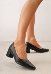 Czarne Skórzane Czółenka VICES na Słupkowym Obcasie Nerilise. Czarne czółenka damskie Renee, bez wzorów, z satyny, eleganckie, bez obcasa, bez zapięcia. Za 149.99 zł.