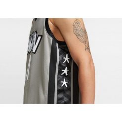 Koszulka męska nike nba brooklyn nets kyrie irving statement edition swingman. Szare koszulki sportowe męskie Nike, m, bez wzorów, z jersey, bez kołnierzyka, bez ramiączek, do biegania. Za 379.00 zł.