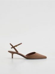 Czółenka z odkrytą piętą - brązowy. Brązowe czółenka damskie Reserved, bez wzorów, bez obcasa, bez zapięcia. Za 139.99 zł.