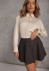 Jasnobeżowa Satynowa Koszula z Metalicznymi Guzikami w Eleganckim Stylu Lagulea. Brązowe bluzki damskie Renee, m, bez wzorów, z satyny, eleganckie, bez kołnierzyka, bez ramiączek. Za 99.99 zł.