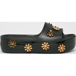 Crocs - Klapki. Klapki damskie Crocs. W wyprzedaży za 239.90 zł.