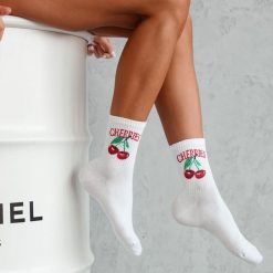 Białe skarpetki damskie cherries 1171. Białe skarpety damskie Milena, bez wzorów, z bawełny. Za 15.90 zł.