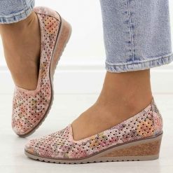 Czółenka damskie multi na koturnie Potocki 12306. Czółenka damskie POTOCKI, w ażurowe wzory, ze skóry, bez obcasa, na koturnie, bez zapięcia. Za 169.00 zł.