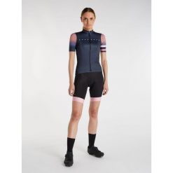 Koszulka na rower z krótkim rękawem zapinana na zamek damska PROTEST Prtkolanut. Niebieskie obuwie sportowe damskie Protest, bez wzorów, rowerowe. Za 339.99 zł.