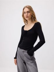 Sweter z wiskozą - czarny. Czarne swetry damskie Reserved, l, bez wzorów, z dzianiny, bez kołnierzyka, bez ramiączek, bez kaptura. W wyprzedaży za 49.99 zł.
