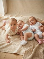 Bawełniane body ze wzorem kwiatowym 3 pack - błękitny. Niebieskie body niemowlęce Sinsay, bez wzorów, z bawełny, bez ramiączek. Za 29.99 zł.