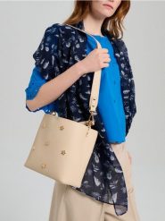 Torebka bucket bag z dżetami w kształcie kwiatów - beżowy. Brązowe torebki do ręki damskie Sinsay, bez wzorów, bez dodatków. Za 59.99 zł.