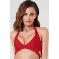 NA-KD Swimwear Góra bikini z wycięciami - Red. Bikini damskie marki NA-KD Swimwear. W wyprzedaży za 40.47 zł.