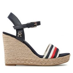 Espadryle Tommy Hilfiger. Brązowe espadryle damskie Tommy Hilfiger, bez wzorów, bez obcasa, bez zapięcia. Za 409.99 zł.