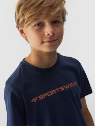 4F T-shirt regular z nadrukiem chłopięcy - granatowy 122 (6-7 lat). Niebieskie t-shirty dla chłopców 4f, bez wzorów, z bawełny, bez ramiączek. W wyprzedaży za 19.99 zł.