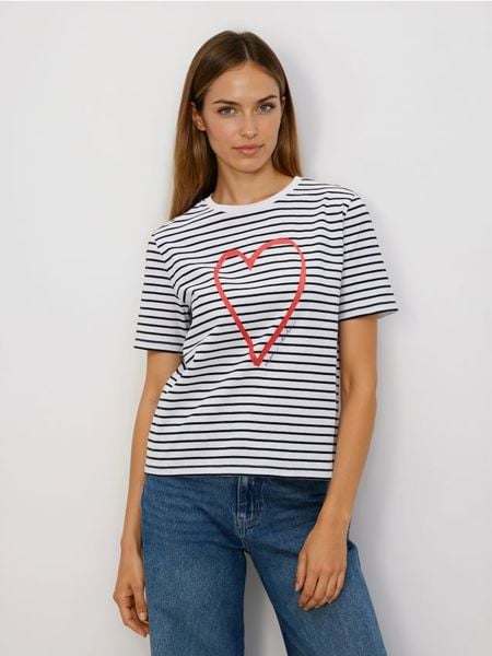 T-shirt z sercem - wielobarwny. T-shirty damskie Reserved, l, bez wzorów, z bawełny, bez kołnierzyka. W wyprzedaży za 19.99 zł.