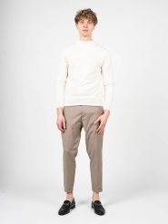 Takeshy Kurosawa Sweter | 83476 | Maglia Lupetto Calato Lana | Mężczyzna | Kremowy. Białe swetry przez głowę męskie Takeshy Kurosawa, m, bez wzorów, z dzianiny, bez kołnierzyka. W wyprzedaży za 369.00 zł.