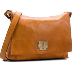 Torebka FLY LONDON - Dip Dyein NAMI626FLY Camel. Brązowe listonoszki damskie marki Fly London, ze skóry. W wyprzedaży za 449.00 zł.