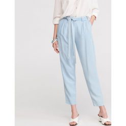 Spodnie z Tencelu™ - Niebieski. Niebieskie spodnie materiałowe damskie Reserved, bez wzorów, z jeansu. W wyprzedaży za 49.99 zł.