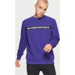 Bluza z napisem - Fioletowy. Fioletowe bluzy męskie Cropp, z napisami. W wyprzedaży za 39.99 zł.