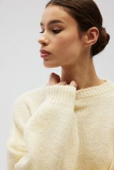 Sweter oversize z bufiastymi rękawami w kolorze BUTTER YELLOW - RIVERO. Żółte swetry damskie Marsala, na lato, bez wzorów, z wełny, bez kołnierzyka, bez ramiączek, bez kaptura. Za 249.90 zł.
