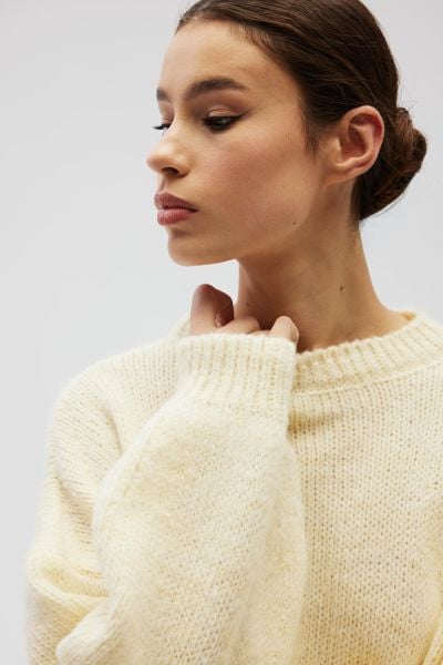 Sweter oversize z bufiastymi rękawami w kolorze BUTTER YELLOW - RIVERO. Żółte swetry damskie Marsala, na lato, bez wzorów, z wełny, bez kołnierzyka, bez ramiączek, bez kaptura. Za 249.90 zł.