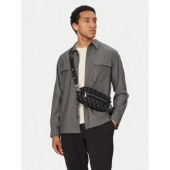 Saszetka Guess. Czarne saszetki męskie Guess, młodzieżowe, małe. Za 359.99 zł.