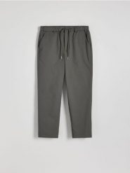 Spodnie jogger regular - morski. Zielone spodnie materiałowe męskie Reserved, l, bez wzorów, z tkaniny. W wyprzedaży za 59.99 zł.