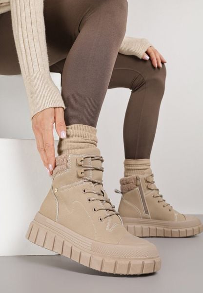 Ciemnobeżowe Botki Typu Trapery Vices na Grubej Tłoczonej Podeszwie Anerrive. Brązowe śniegowce i trapery damskie Born2be. Za 99.99 zł.