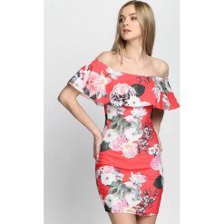 Czerwona Sukienka Dolce Vita. Czerwone sukienki damskie Born2be, na lato. Za 29.99 zł.