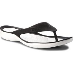 Japonki CROCS - Swiftwater Flip W 204974 Black/White. Czarne klapki damskie Crocs, z tworzywa sztucznego. Za 129.00 zł.