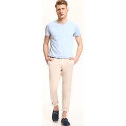 SPODNIE MĘSKIE TYPU CHINO O REGULARNYM KROJU. Eleganckie spodnie męskie TOP SECRET. W wyprzedaży za 29.99 zł.
