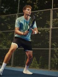 4F Spodenki tenisowe 2w1 szybkoschnące męskie - czarne M. Czarne krótkie spodenki sportowe męskie 4f, m, bez wzorów, z materiału, na fitness i siłownię. Za 169.99 zł.