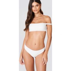 Debiflue x NA-KD Dół bikini ze średnim stanem - White. Bikini damskie marki Debiflue x NA-KD. W wyprzedaży za 24.28 zł.