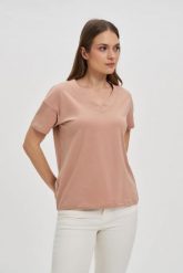 Bawełniany t-shirt z dekoltem w serek beżowy. Brązowe bluzki damskie MOODO, l, bez wzorów, z bawełny, bez kołnierzyka. Za 39.99 zł.