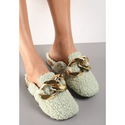 Zielone Klapki z Ozdobnym Łańcuchem Dewerli. Zielone klapki damskie Renee, bez wzorów, z jeansu, eleganckie, bez obcasa, na płaskiej podeszwie. Za 44.99 zł.